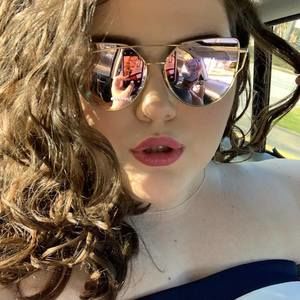 Meet your Posher, Kira